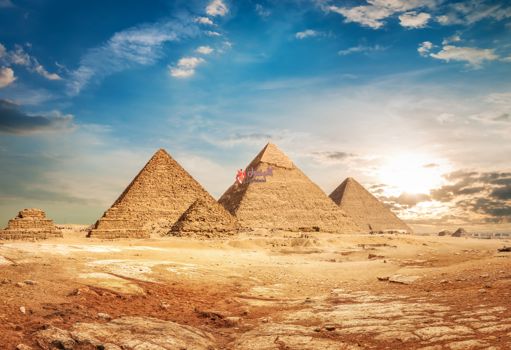أهرامات الجيزة في مصر (موقع سياحي)